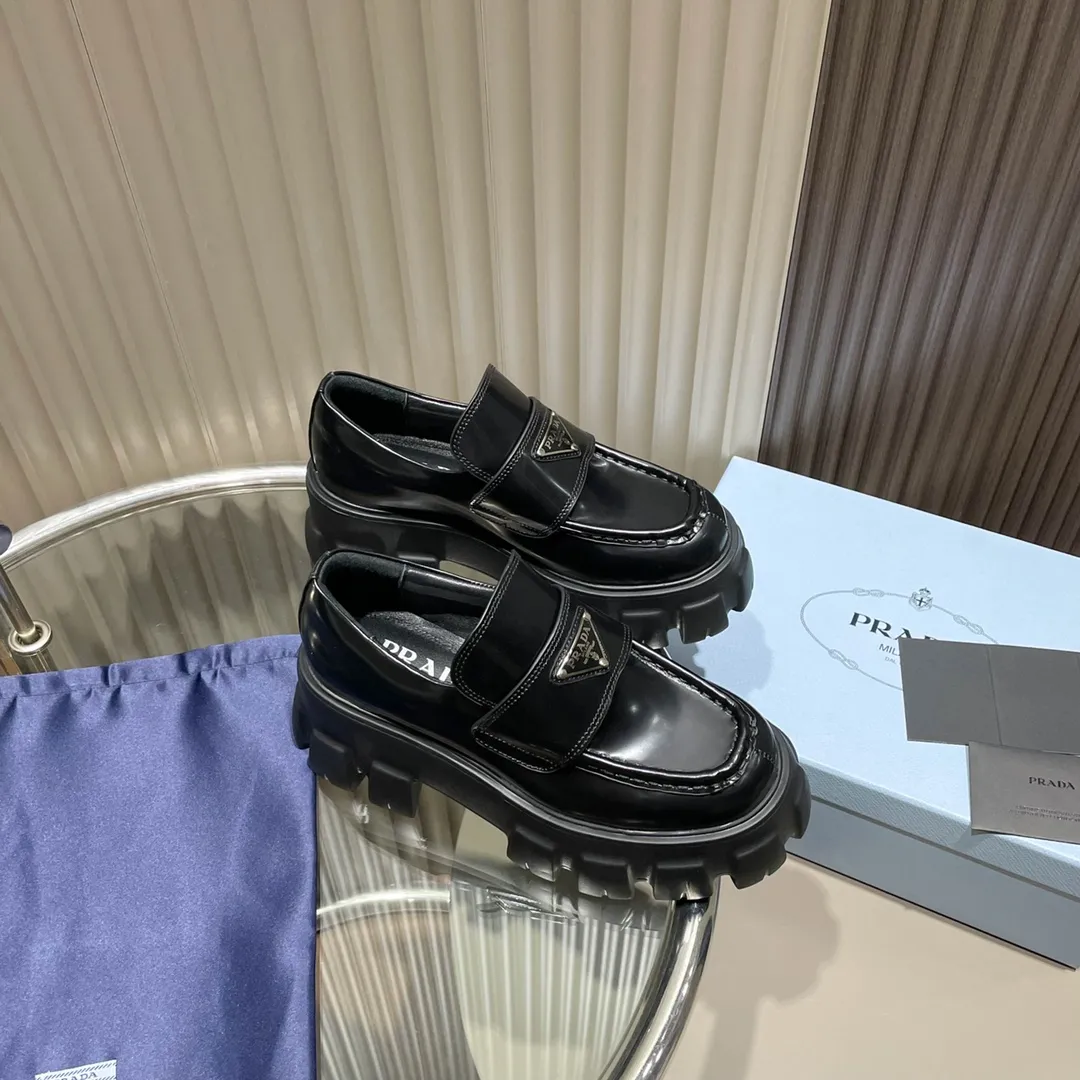 👟👟Ex-factory price 480👟👟 Women's shoes Women's clothing Women's shoes Women's clothing Women's shoes factory PRADA Prada 2021 classic catwalk new products Metal triangle logo style will never go out of style! 🔥 Full of futuristic sense, high-end and elegant appearance, quite stunning on the feet. Thick soles greatly improve the wearability. The new series is easier to wear than the previous one and has a high-end fashion sense! The original metal buckle and imported patent leather open-edge beaded cowhide can only be controlled by the most perfect craftsmanship! Upper: imported open edge beads/patent leather cowhide. Lining: Imported sheepskin. Feet: imported sheepskin. Original molded outsole, perfect last, please look for high-end quality Color: black open edge beads/white open edge beads Size: 35-40 Full set of packaging: certificate, card, pure cotton bag